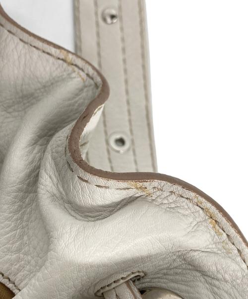 TOD'S（トッズ）TOD'S (トッズ) レザーショルダーバッグ ホワイトの古着・服飾アイテム