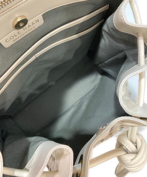 COLE HAAN（コールハーン）COLE HAAN (コールハーン) レザードローストリングバックパック ホワイトの古着・服飾アイテム