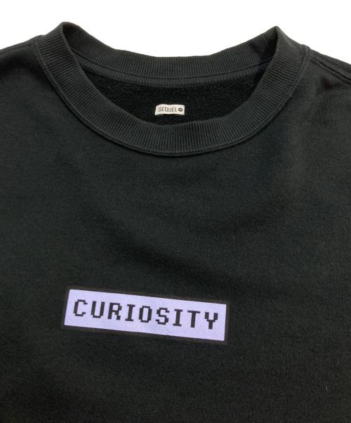 SEQUEL（シークエル）SEQUEL (シークエル) クルーネックスウェット TEAM CURIOSITY ブラック サイズ:Mの古着・服飾アイテム