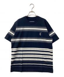 WHITE MOUNTAINEERING（ホワイトマウンテ二アニング）の古着「RANDAM STRIPE LOGO T-SHIRT」｜ネイビー