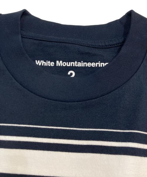 WHITE MOUNTAINEERING（ホワイトマウンテ二アニング）WHITE MOUNTAINEERING (ホワイトマウンテ二アニング) RANDAM STRIPE LOGO T-SHIRT ネイビー サイズ:2の古着・服飾アイテム