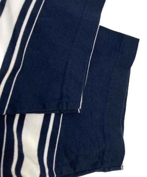 WHITE MOUNTAINEERING（ホワイトマウンテ二アニング）WHITE MOUNTAINEERING (ホワイトマウンテ二アニング) RANDAM STRIPE LOGO T-SHIRT ネイビー サイズ:2の古着・服飾アイテム
