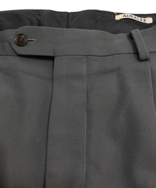 AURALEE（オーラリー）AURALEE (オーラリー) LIGHT WOOL MAX GABARDINE TWO-TUCK SLACKSスラックス グレー サイズ:5の古着・服飾アイテム