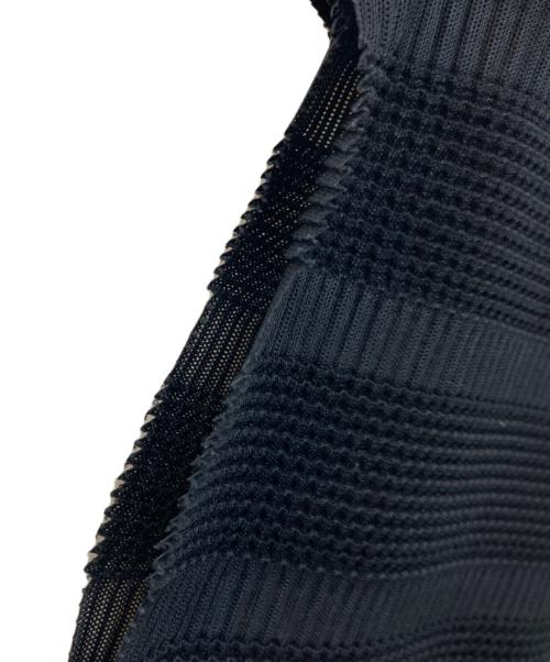 ISSEY MIYAKE me（イッセイ ミヤケ ミー）ISSEY MIYAKE me (イッセイ ミヤケ ミー) アシンメトリープリーツトップス ブラック サイズ:記載なしの古着・服飾アイテム