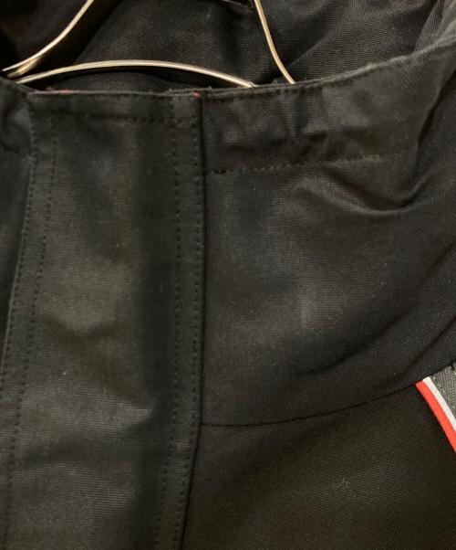 BALENCIAGA（バレンシアガ）BALENCIAGA (バレンシアガ) Cシェイプ マウンテンパーカー ブラック×レッド サイズ:46の古着・服飾アイテム