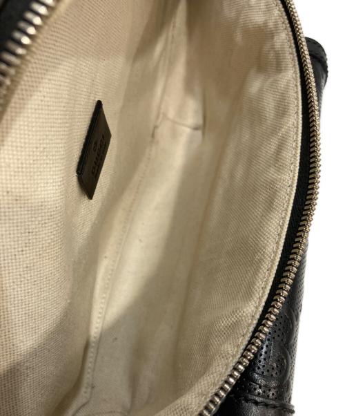 GUCCI（グッチ）GUCCI (グッチ) GGエンボスボディバッグ ブラックの古着・服飾アイテム