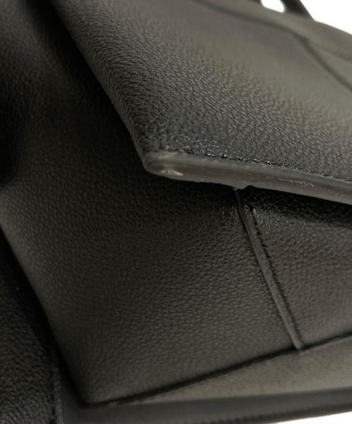 CHARLES & KEITH（チャールズアンドキース）CHARLES & KEITH (チャールズアンドキース) Anwen アンウェン トラペーズトップハンドルバッグ ブラックの古着・服飾アイテム