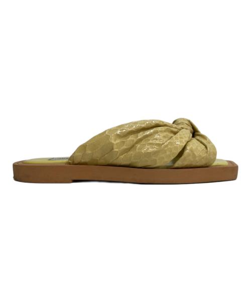 JIMMY CHOO（ジミーチュウ）JIMMY CHOO (ジミーチュウ) トロピカ フラットサンダル イエロー サイズ:36の古着・服飾アイテム