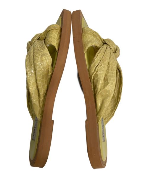 JIMMY CHOO（ジミーチュウ）JIMMY CHOO (ジミーチュウ) トロピカ フラットサンダル イエロー サイズ:36の古着・服飾アイテム