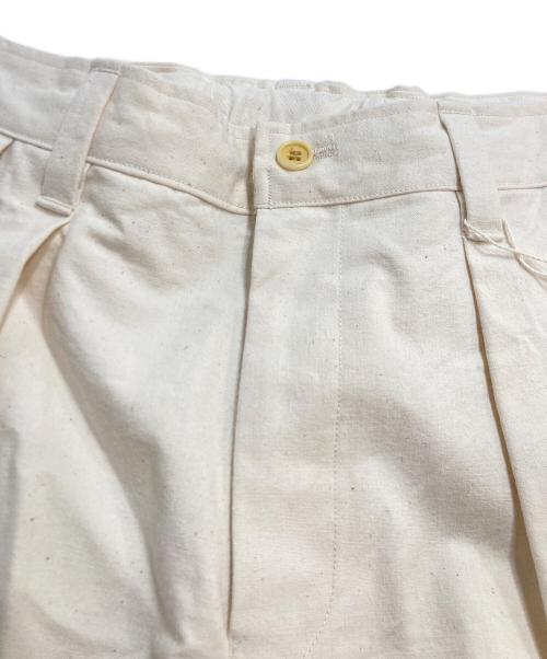 CAPERTICA（カペルチカ）CAPERTICA (カペルチカ) 2-TUCK WIDE SHORTS / ARMY CANVAS ホワイト サイズ:１ 未使用品の古着・服飾アイテム