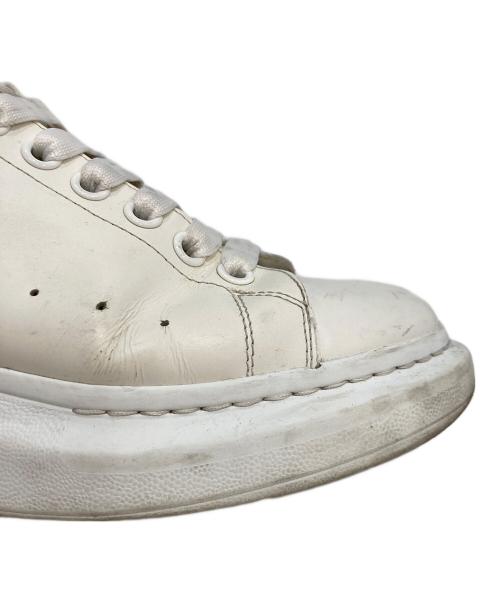 ALEXANDER McQUEEN（アレキサンダーマックイーン）ALEXANDER McQUEEN (アレキサンダーマックイーン) OVERSIZED SNEAKER ホワイト×ブラック サイズ:42の古着・服飾アイテム