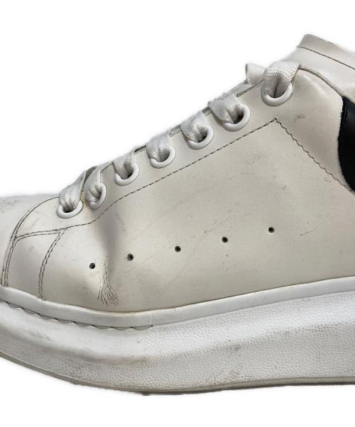 ALEXANDER McQUEEN（アレキサンダーマックイーン）ALEXANDER McQUEEN (アレキサンダーマックイーン) OVERSIZED SNEAKER ホワイト×ブラック サイズ:42の古着・服飾アイテム