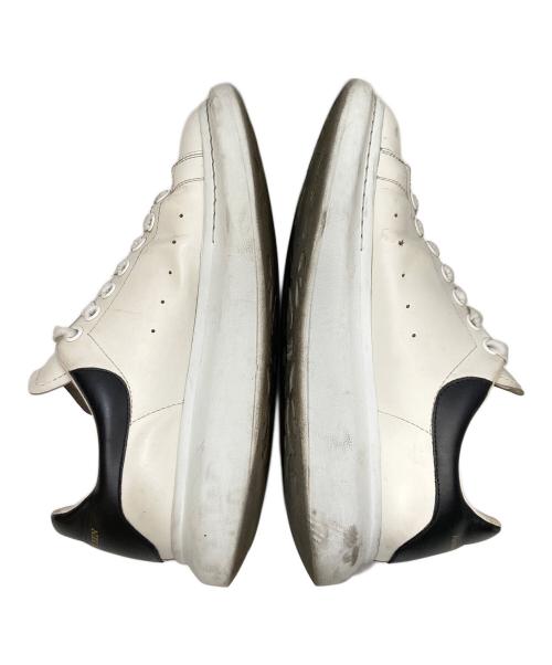 ALEXANDER McQUEEN（アレキサンダーマックイーン）ALEXANDER McQUEEN (アレキサンダーマックイーン) OVERSIZED SNEAKER ホワイト×ブラック サイズ:42の古着・服飾アイテム