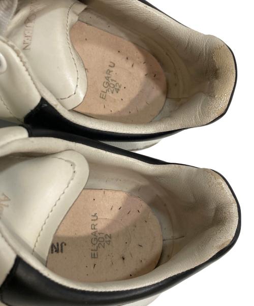 ALEXANDER McQUEEN（アレキサンダーマックイーン）ALEXANDER McQUEEN (アレキサンダーマックイーン) OVERSIZED SNEAKER ホワイト×ブラック サイズ:42の古着・服飾アイテム