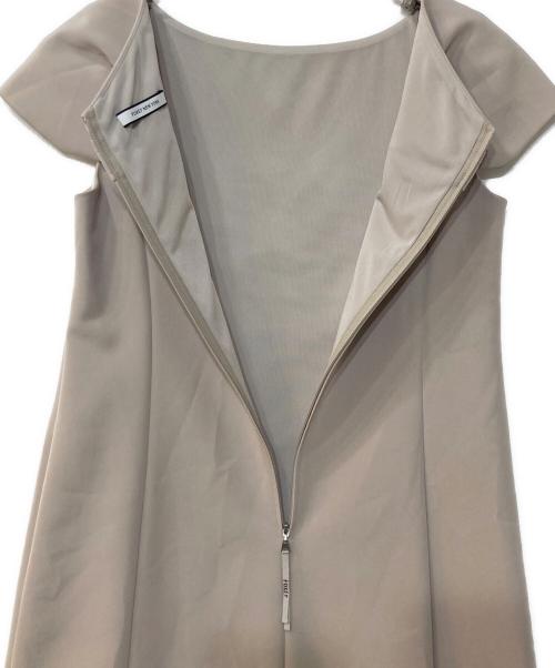 FOXEY NEWYORK（フォクシーニューヨーク）FOXEY NEWYORK (フォクシーニューヨーク) ノースリーブワンピース ベージュ サイズ:40の古着・服飾アイテム