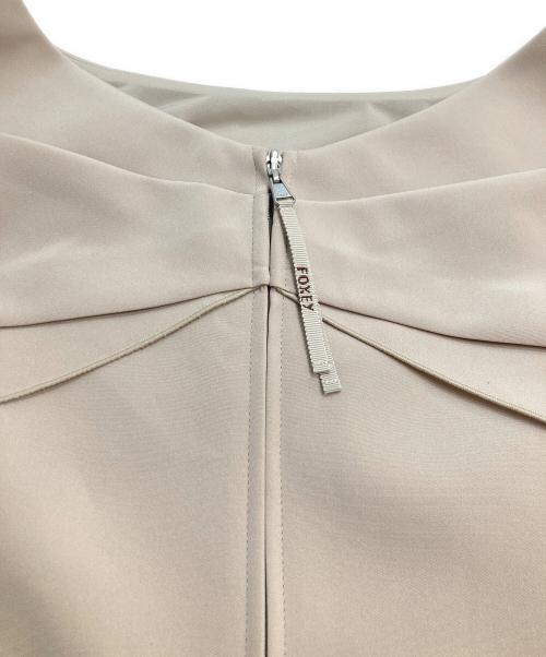 FOXEY NEWYORK（フォクシーニューヨーク）FOXEY NEWYORK (フォクシーニューヨーク) ノースリーブワンピース ベージュ サイズ:40の古着・服飾アイテム