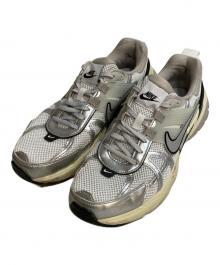 NIKE（ナイキ）の古着「V2K Run "Summit White/Pure Platinum/Light Iron All/Metallic Silver"」｜シルバー×ホワイト