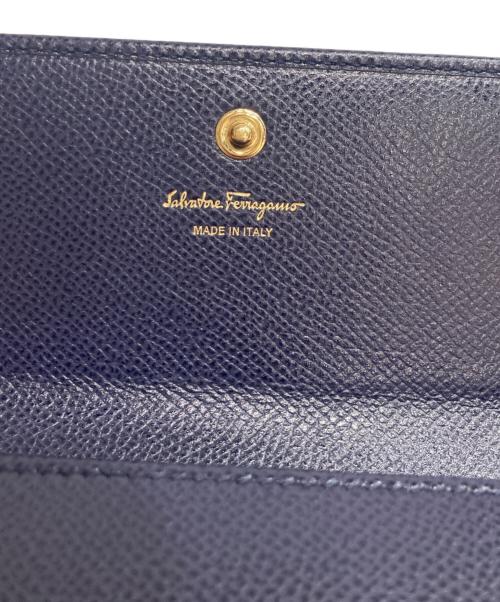 Salvatore Ferragamo（サルヴァトーレ フェラガモ）Salvatore Ferragamo (サルヴァトーレ フェラガモ) ガンチーニ フラップ長財布 ネイビーの古着・服飾アイテム