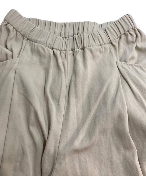 evam eva（エヴァムエヴァ）evam eva (エヴァムエヴァ) brushed cotton tuck pants ベージュ サイズ:①の古着・服飾アイテム