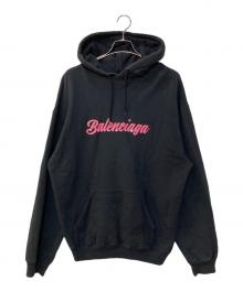 BALENCIAGA（バレンシアガ）の古着「バービーロゴプリントプルオーバーパーカー」｜ブラック