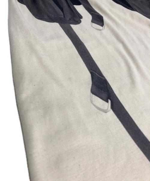 ADSB ANDERSSON BELL（アンダースンベル）ADSB ANDERSSON BELL (アンダースンベル) グラフィック ハーネス プリント Tシャツ ベージュ サイズ:Sの古着・服飾アイテム
