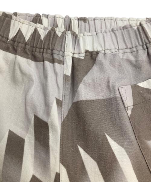 me ISSEY MIYAKE（ミーイッセイ ミヤケ）me ISSEY MIYAKE (ミーイッセイ ミヤケ) コットン混トロンプルイユプリントストレッチパンツ ホワイト サイズ:-の古着・服飾アイテム