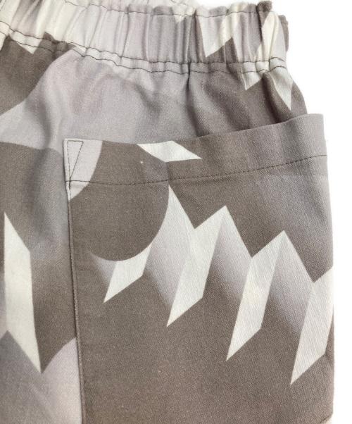me ISSEY MIYAKE（ミーイッセイ ミヤケ）me ISSEY MIYAKE (ミーイッセイ ミヤケ) コットン混トロンプルイユプリントストレッチパンツ ホワイト サイズ:-の古着・服飾アイテム