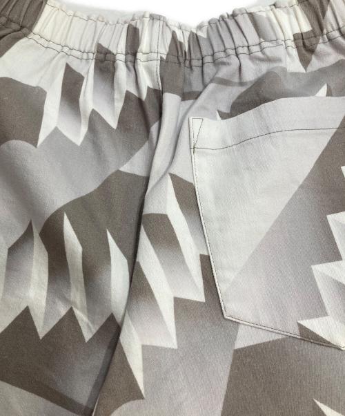 me ISSEY MIYAKE（ミーイッセイ ミヤケ）me ISSEY MIYAKE (ミーイッセイ ミヤケ) コットン混トロンプルイユプリントストレッチパンツ ホワイト サイズ:-の古着・服飾アイテム