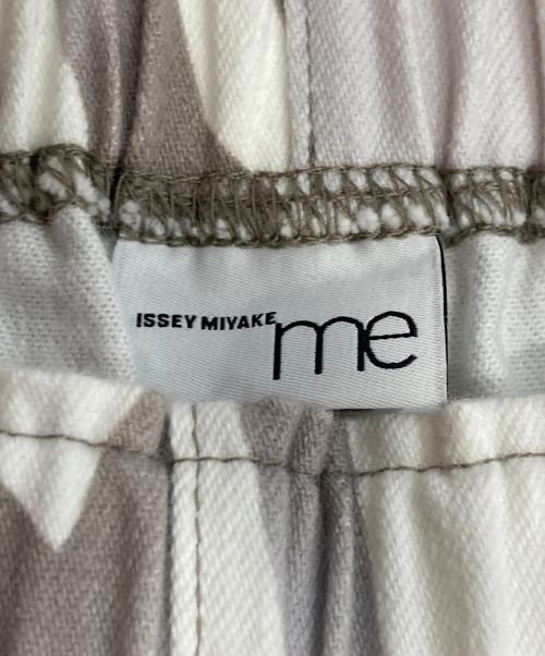 me ISSEY MIYAKE（ミーイッセイ ミヤケ）me ISSEY MIYAKE (ミーイッセイ ミヤケ) コットン混トロンプルイユプリントストレッチパンツ ホワイト サイズ:-の古着・服飾アイテム