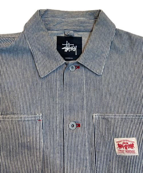 stussy（ステューシー）stussy (ステューシー) 刺繍ヒッコリーカバーオール ネイビー×ホワイト サイズ:Mの古着・服飾アイテム