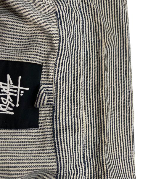 stussy（ステューシー）stussy (ステューシー) 刺繍ヒッコリーカバーオール ネイビー×ホワイト サイズ:Mの古着・服飾アイテム