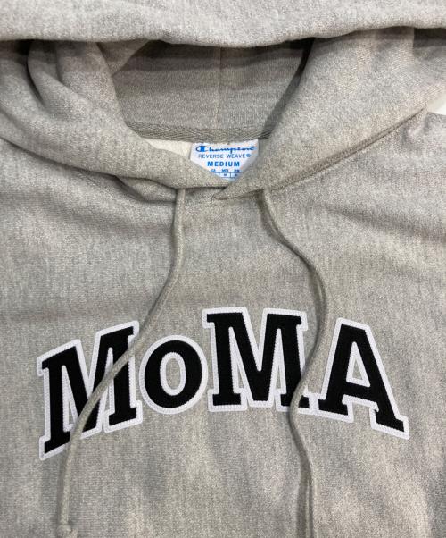 Champion REVERSE WEAVE（チャンピオン リバース ウィーブ）Champion REVERSE WEAVE (チャンピオン リバース ウィーブ) MoMA (モマ) MOMA ロゴフーディ/リバースウィーブフーディ グレー サイズ:XLの古着・服飾アイテム