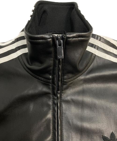 adidas（アディダス）adidas (アディダス) フェイクレザー アディカラー スリーストライプス ルーズ ファイヤーバードトラックスーツジャケット ブラック サイズ:Mの古着・服飾アイテム