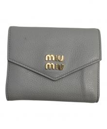 MIU MIU（ミュウミュウ）の古着「ヴィッテロダイノレザーフラップ付折り財布」｜グレー