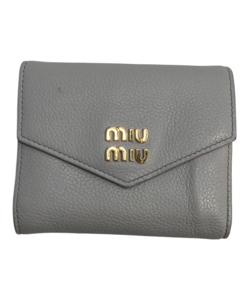 MIU MIU（ミュウミュウ）MIU MIU (ミュウミュウ) ヴィッテロダイノレザーフラップ付折り財布 グレーの古着・服飾アイテム