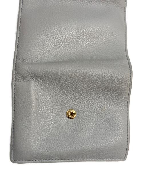 MIU MIU（ミュウミュウ）MIU MIU (ミュウミュウ) ヴィッテロダイノレザーフラップ付折り財布 グレーの古着・服飾アイテム