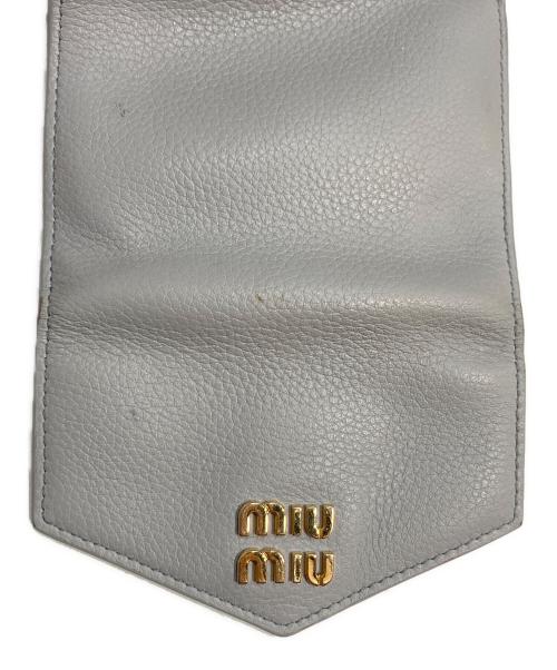 MIU MIU（ミュウミュウ）MIU MIU (ミュウミュウ) ヴィッテロダイノレザーフラップ付折り財布 グレーの古着・服飾アイテム