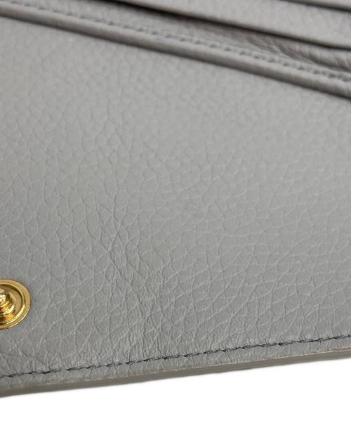 MIU MIU（ミュウミュウ）MIU MIU (ミュウミュウ) ヴィッテロダイノレザーフラップ付折り財布 グレーの古着・服飾アイテム