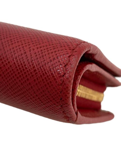 PRADA（プラダ）PRADA (プラダ) SAFFIANO TRIANGOLO 二つ折り財布 レッドの古着・服飾アイテム