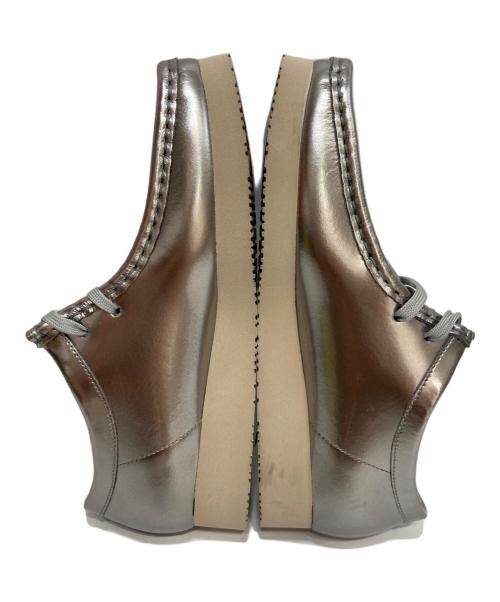 CLARKS（クラークス）CLARKS (クラークス) Wallabee 2604 Silver Patent ワラビー 2604 シルバーパテント シルバー サイズ:UK7の古着・服飾アイテム