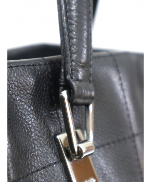 CHANEL（シャネル）CHANEL (シャネル) チョコバーレザートートバッグ ブラック 8467586 キャビアスキンの古着・服飾アイテム