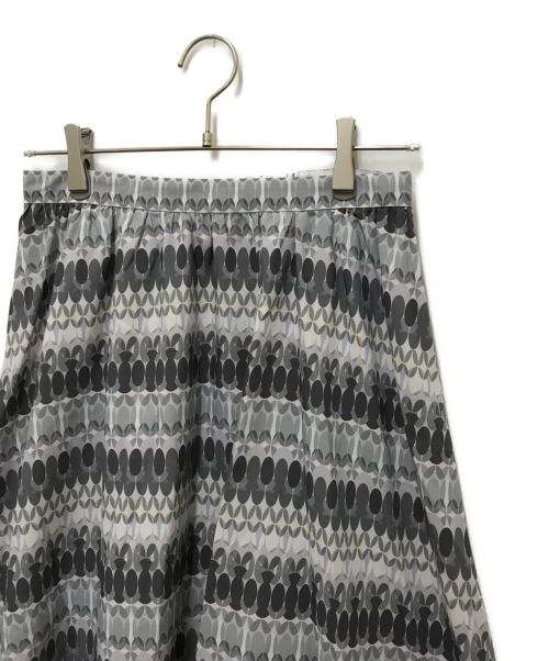 BLUE LABEL CRESTBRIDGE（ブルーレーベルクレストブリッジ）BLUE LABEL CRESTBRIDGE (ブルーレーベルクレストブリッジ) スケッチプリントティアードマキシスカート グレー サイズ:38 未使用品の古着・服飾アイテム