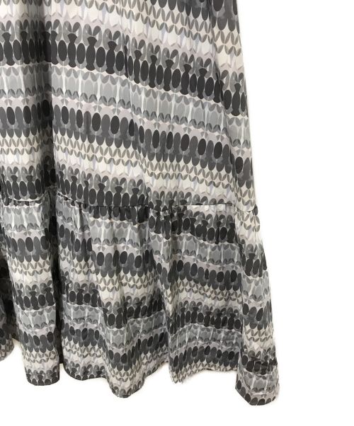 BLUE LABEL CRESTBRIDGE（ブルーレーベルクレストブリッジ）BLUE LABEL CRESTBRIDGE (ブルーレーベルクレストブリッジ) スケッチプリントティアードマキシスカート グレー サイズ:38 未使用品の古着・服飾アイテム