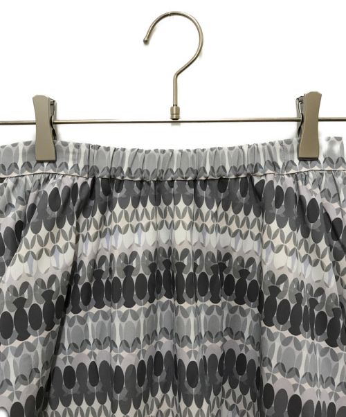 BLUE LABEL CRESTBRIDGE（ブルーレーベルクレストブリッジ）BLUE LABEL CRESTBRIDGE (ブルーレーベルクレストブリッジ) スケッチプリントティアードマキシスカート グレー サイズ:38 未使用品の古着・服飾アイテム