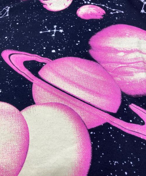 stussy（ステューシー）stussy (ステューシー) スペースプリントTシャツ ブラック サイズ:Sの古着・服飾アイテム