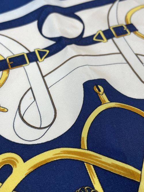 HERMES（エルメス）HERMES (エルメス) カレ40 黄金の拍車/カレ40/スカーフ ホワイト×ネイビーの古着・服飾アイテム