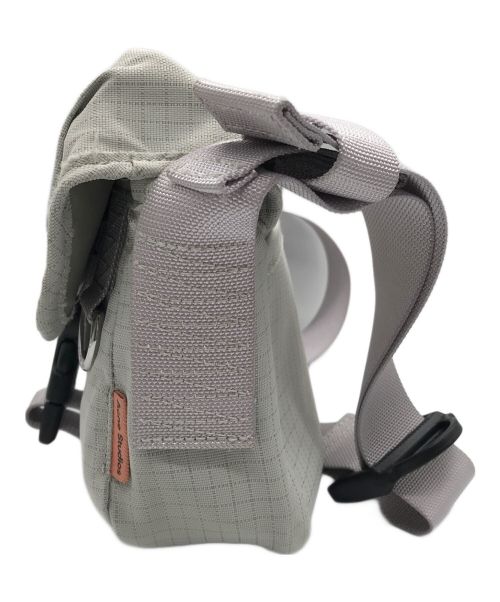 Acne studios（アクネ ストゥディオス）Acne studios (アクネ ストゥディオス) ミニメッセンジャーバッグ/C10140 グレーの古着・服飾アイテム