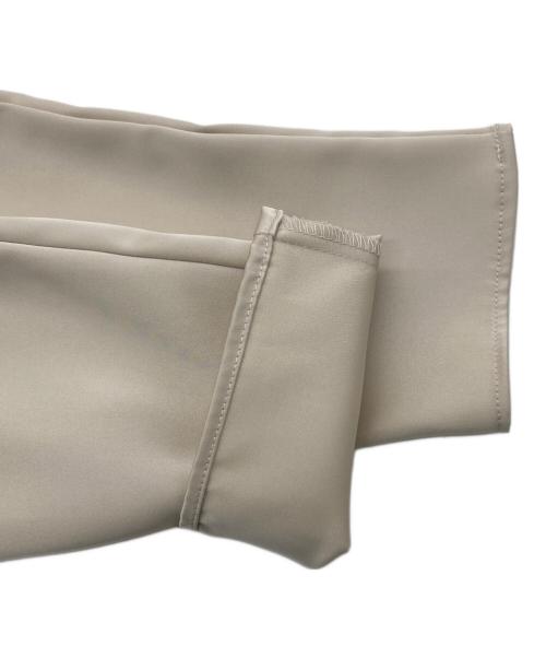 anuans（アニュアンス）anuans (アニュアンス) グロスサテンドレープショルダーブラウス アイボリー サイズ:Freeの古着・服飾アイテム