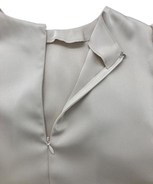 anuans（アニュアンス）anuans (アニュアンス) グロスサテンドレープショルダーブラウス アイボリー サイズ:Freeの古着・服飾アイテム