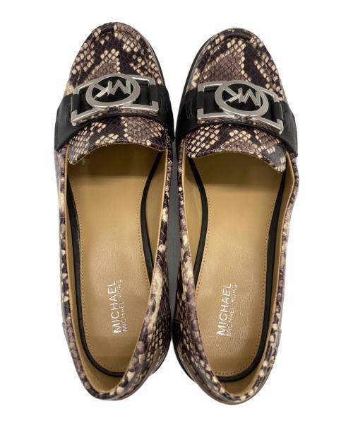 MICHAEL KORS（マイケル・コース）MICHAEL KORS (マイケルコース) パイソンローファー/40R2APFP2E ベージュ×ブラック サイズ:7　1/2の古着・服飾アイテム